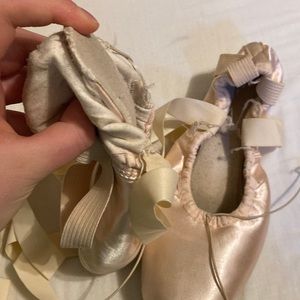 Suffolk sonnet pointe shoes